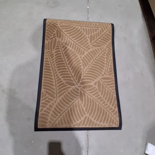 LEAF PATTERN DOOR WELCOME/ ENTRYWAY MAT - 24" X 36" - TAN AND BLACK image 2