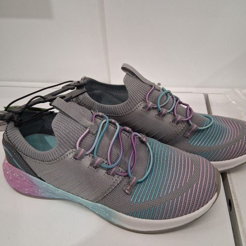 KID'S ATHLETIC WORKS SHOES - SIZE 4 - GRAY/TURQUOISE image 2