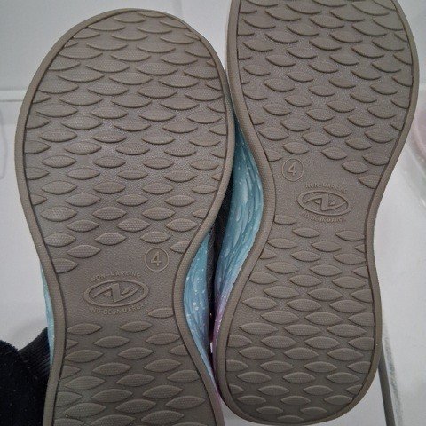 KID'S ATHLETIC WORKS SHOES - SIZE 4 - GRAY/TURQUOISE image 3