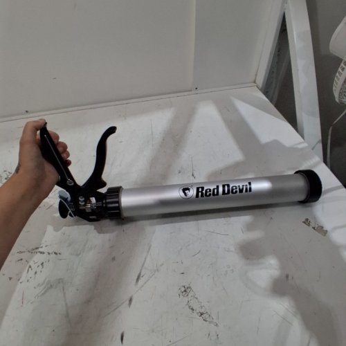 RED DEVIL PRO ALUMINUM BARREL SAUSAGE CAULK GUN WITH ERGONOMIC HANDLE AND TRIGGER - 20OZ CAPACITY (NOT INCLUDED) - 12:1 THRUST RATIO - SILVER (MODEL: 3983) image 4