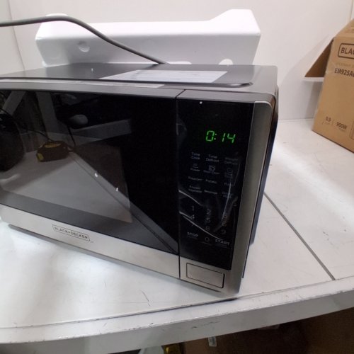BLACK+DECKER STAINLESS STEEL MICROWAVE OVEN WITH CHILD SAFETY LOCK AND 6 AUTO COOK PRESETS - 900W - (MODEL: EM925AB9-P/CA) image 3