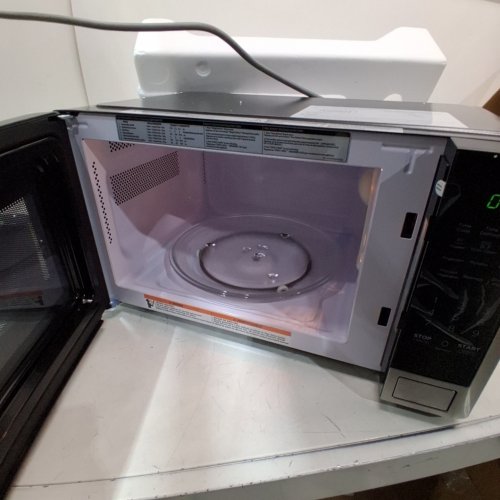 BLACK+DECKER STAINLESS STEEL MICROWAVE OVEN WITH CHILD SAFETY LOCK AND 6 AUTO COOK PRESETS - 900W - (MODEL: EM925AB9-P/CA) image 4