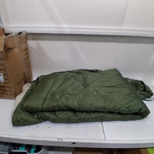 AMAZON BASICS COLD WEATHER CAMPING SLEEPING BAG - DOUBLE - GREEN image 2