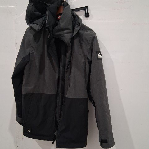 MEN'S QUIKSILVER WATER RESISTANT COMFORT STRETCH WINTER JACKET WITH REMOVABLE HOOD AND ZIP POCKETS - SMALL - GREY/BLACK (STYLE: 3567000) image 2