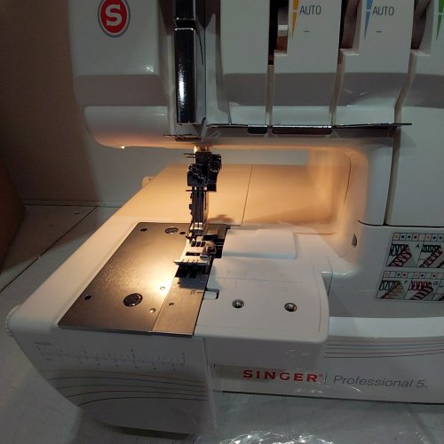 SINGER PROFESSIONAL HEAVY-DUTY METAL FRAME SERGER OVERLOCK AND ACCESSORY KIT WITH 2-3-4-5 STITCH CAPABILITY, REMOVEABLE TRIM TRAP, 1300 STITCHES PER MINUTE, & SELF ADJUSTING - WHITE (MODEL: 14T968DC) image 2