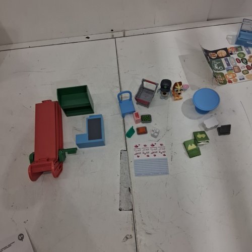 BLUEY SUPERMARKET PLAYSET WITH EXCLUSIVE BLUEY AND BINGO FIGURES AND 15+ PLAY PIECES (MODEL: ‎18918) image 3