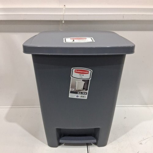 RUBBERMAID STEP-ON GARBAGE CAN - 31.4L/8.3GAL - GREY image 2