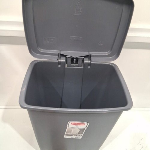 RUBBERMAID STEP-ON GARBAGE CAN - 31.4L/8.3GAL - GREY image 3