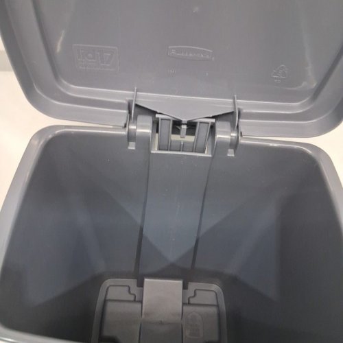 RUBBERMAID STEP-ON GARBAGE CAN - 31.4L/8.3GAL - GREY image 4