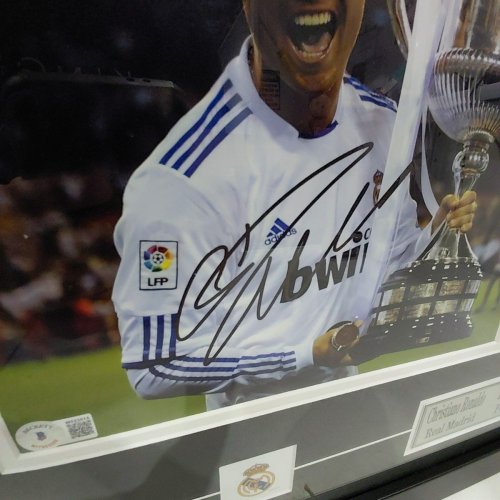 100% AUTHENTIC SIGNED Cristiano RONALDO REAL MARDRID & LIONEL MESSI FC BARCELONA FRAMED PICTURES - BECKETT COA - 28.5" X 17" - BLACK image 6