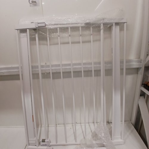 SAFETY 1ST TALL AND WIDE EASY TO USE TWO ACTION HANDLE BABY GATE - 29"- 47" X 36"- WHITE (MODEL: GA106CWH01ZY) image 4