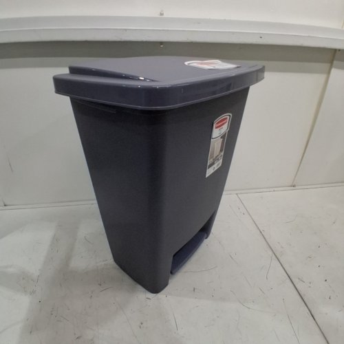 RUBBERMAID STEP-ON GARBAGE CAN - 31L - GREY image 2
