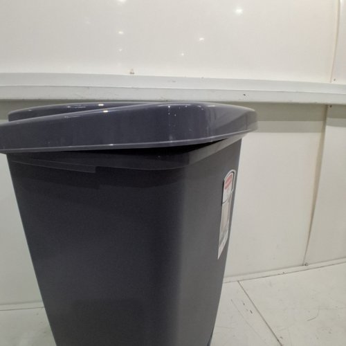 RUBBERMAID STEP-ON GARBAGE CAN - 31L - GREY image 3