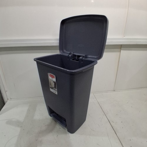 RUBBERMAID STEP-ON GARBAGE CAN - 31L - GREY image 4