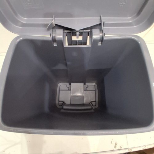 RUBBERMAID STEP-ON GARBAGE CAN - 31L - GREY image 5