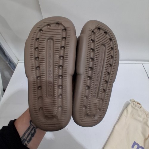 UNISEX MELLOW SOFT CLOUD SLIDES / SLIPPERS - MEN'S: 5-6 / WOMEN'S 6-7 - TAUPE image 4