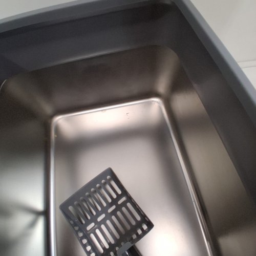 TEVILA STAINLESS STEEL LITTER BOX WITH HIGH SIDES SHIELD AND SCOOP - 12" X 21" - LIGHT GREY image 3