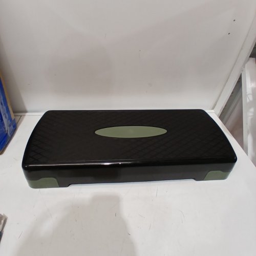 AMAZON BASICS ADJUSTABLE AEROBIC EXERCISE STEP PLATFORM - GREEN/BLACK image 2