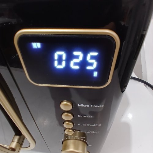 FRIGIDAIRE RETRO MICROWAVE OVEN - 0.7CU.FT - 700W - BLACK/GOLD (MODEL: EMW788-BLACKGLD) image 4