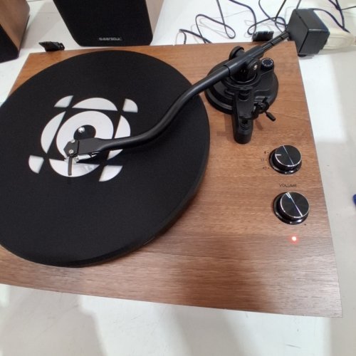 QLEARSOUL SOULBOX S1 VINYL RECORD PLAYER WITH STEREO SPEAKERS, TURNTABLE WITH BUILT IN PRE-AMP & S SHAPED TONEARM - 33/45 RPM - BROWN/BLACK (MODEL: HP-H007) image 2