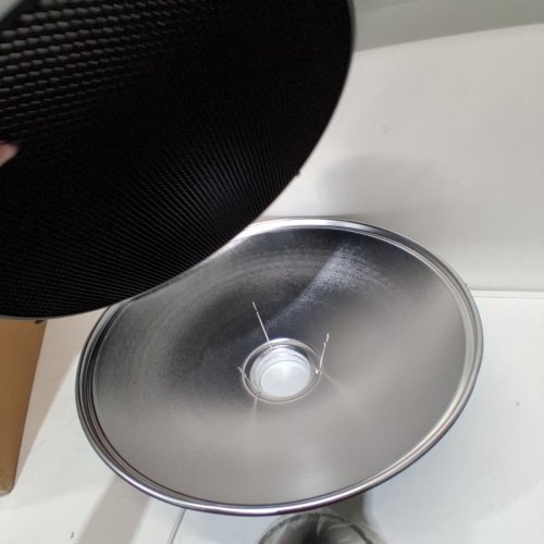 NEEWER METAL BEAUTY DISH BOWENS MOUNT REFLECTOR WITH WHITE DIFFUSER, HONEYCOMB GRID FOR STROBE FLASH VIDEO LIGHT - 22"X7" - BLACK - (MODEL: NK-NARC22) image 3