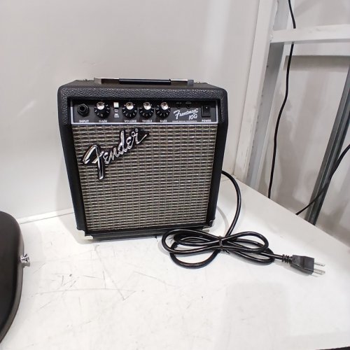 FENDER SQUIER DEBUT SERIES STRATOCASTER ELECTRIC GUITAR KIT - 10G AMP - R/H - BLACK/WHITE image 4