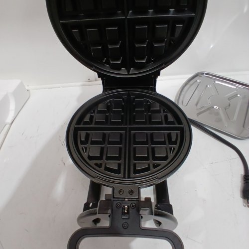 HAMILTON BEACH FLIP STYLE BELGIAN WAFFLE MAKER WITH REMOVABLE TRAY AND NONSTICK PLATES - STAINLESS STEEL (MODEL: 26010C) image 4