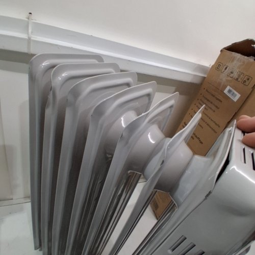 PELONIS PORTABLE ELECTRIC OIL FILLED RADIATOR WITH CASTOR WHEELS AND TIP OVER PROTECTION - 1500W - 120V - 250SQFT - WHITE (MODEL: PHO15A2AGW) image 4