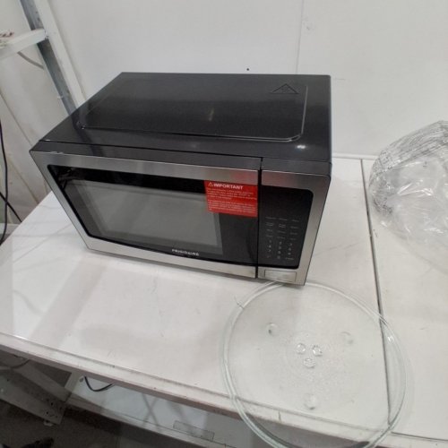 FRIGIDAIRE 3-IN-1 STAINLESS STEEL MICROWAVE/AIR FRYER/CONVECTION - 1.1CU.FT - 1000W - 23.3" X 19.1" X 12.4" - STAINLESS STEEL/BLACK (MODEL: EMW1220-B) image 3