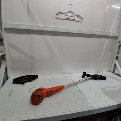 BLACK + DECKER CORDED ELECTRIC STRING TRIMMER - 13" PATH / 4.4AMP - ORANGE/BLACK (MODEL: ST7700) image 2