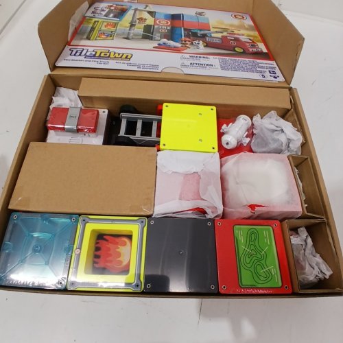 TILE TOWN FIRE HOUSE + FIRETRUCK MAGNETIC TILES BUILDING PLAYSET image 2