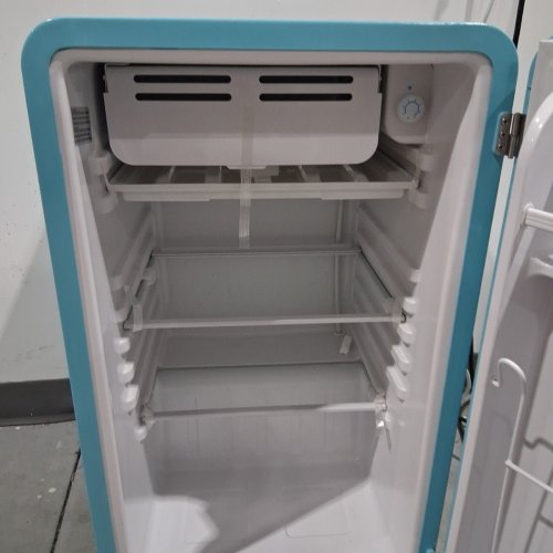 FRIGIDAIRE RETRO COMPACT MINI FRIDGE - 3.2CUFT - BLUE - (MODEL: EFR372-BLUE-6COM) image 5