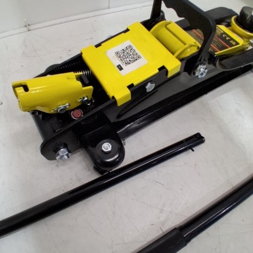 VEVOR HEAVY DUTY LOW PROFILE FLOOR JACK WITH SINGLE PISTON HYDRAULIC PUMP - 2.5 TON MAX - YELLOW (MODEL: WD-A-02250-A00-0) image 4
