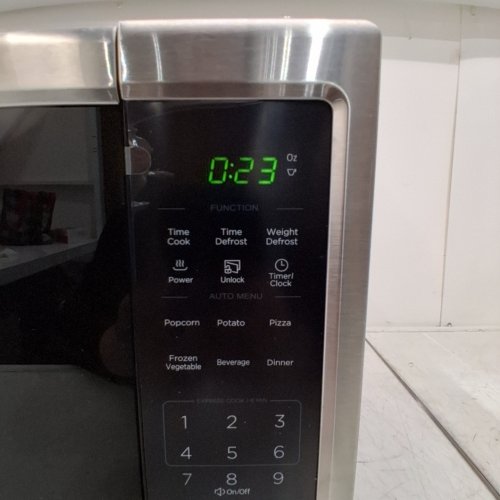 BLACK+DECKER STAINLESS STEEL MICROWAVE OVEN WITH PUSH BUTTON DOOR AND CHILD SAFETY LOCK - 900W - 1.1 CU.FT. - BLACK / SILVER (MODEL NO. EM031MB11-P) image 2
