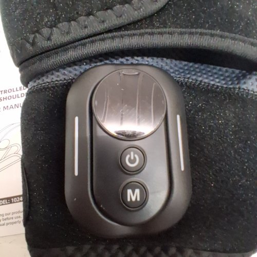 HOMRELEXA REMOTE CONTROLLED CORDLESS HEATING VIBRATING SHOULDER WRAP - PRESERVE MARKED SIZE - BLACK (MODEL: 102405) image 3