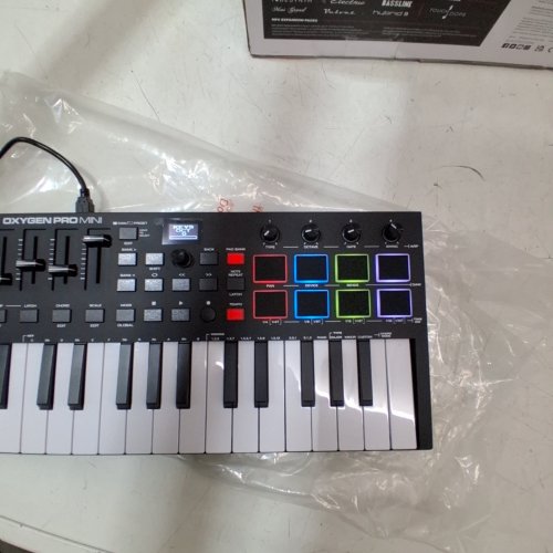 M-AUDIO OXYGEN PRO MINI 32-KEY MIDI KEYBOARD WITH SMART CONTROLS, BEAT PADS AND FADERS - BLACK image 2