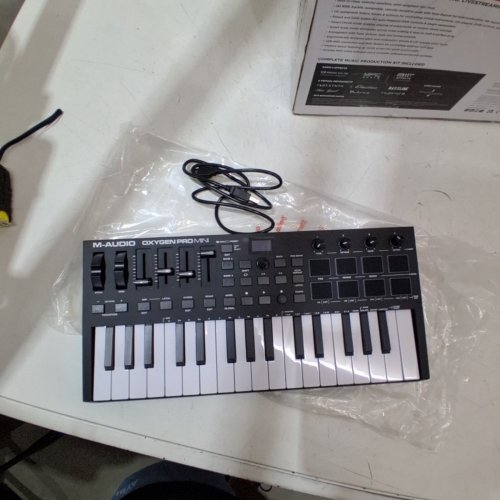 M-AUDIO OXYGEN PRO MINI 32-KEY MIDI KEYBOARD WITH SMART CONTROLS, BEAT PADS AND FADERS - BLACK image 3