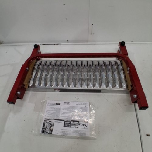 POWERBUILT HEAVY DUTY TRUCK TIRE SERVICE STEP - 8-3/4" X 21-3/4" PLATFORM, 300LBS CAPACITY, FITS TIRES UP TO 13" WIDE - RED / SILVER (MODEL: 647596EC) image 3