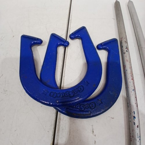 GOSPORTS HORSESHOES REGULATION GAME SET - INCLUDES 4 HORSESHOES, 2 STAKES AND CARRYING CASE (MODEL: HORSESHOES-STEEL-01) image 3