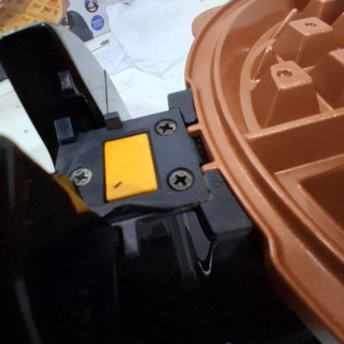 HAMILTON BEACH DURATHON REMOVABLE GRID BELGIAN WAFFLE MAKER (MODEL: 26031G) image 4