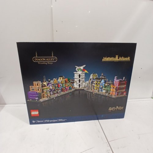 2750PC LEGO HARRY POTTER DIAGON ALLEY WIZARDING SHOPS BUILDING SET (MODEL: 76444) image 2