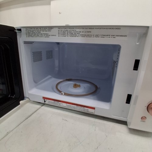 FRIGIDAIRE RETRO MICROWAVE OVEN - 0.7CU.FT, 700W - WHITE/GOLD (MODEL: EMW788-WHITERGLD) image 5