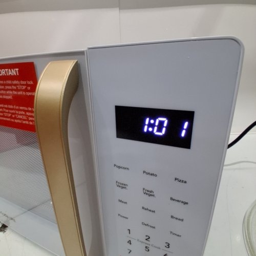 FRIGIDAIRE COUNTERTOP MICROWAVE OVEN - 1.1 CU. FT 900W- WHITE - (MODEL: EMW1154) image 2