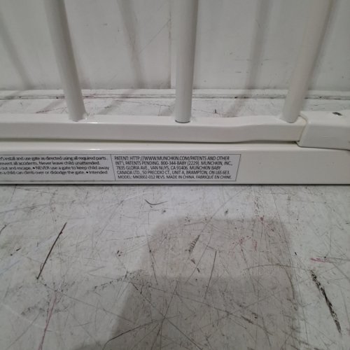 MUNCHKIN EASY CLOSE METAL BABY GATE - 29.5" - 35" X 29.5" - WHITE (MK0002-012) image 2
