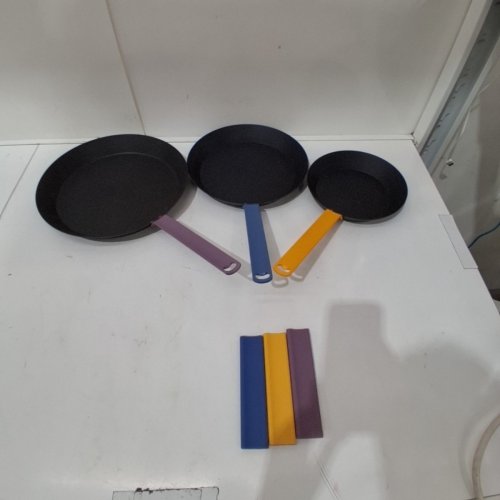 3PC STACKBEAR CARBON STEEL FRYING PANS - 8"/10"/12" - BLACK WITH MULTICOLOUR HANDLES image 3