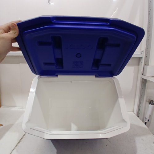 IGLOO PROFILE COOLER WITH 2 WHEELS AND HANDLE - 28QT - 42 CANS - BLUE (MODEL: 60402) image 3