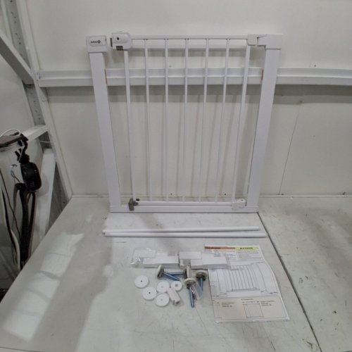 SAFTEY 1ST AUTO CLOSE WALK THROUGH BABY SAFETY GATE - WHITE - (MODEL: GA099CWHO1ZY) image 2