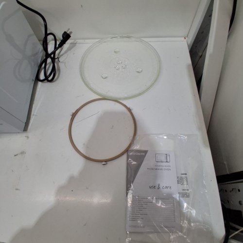 FRIGIDAIRE COUNTERTOP MICROWAVE OVEN - 1.1 CU. FT 900W- WHITE - (MODEL: EMW1154) image 4