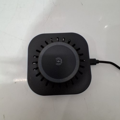 ONN WIRELESS FAST CHARGING PAD FOR SMARTPHONES - 25W (MODEL: 51019123) image 3