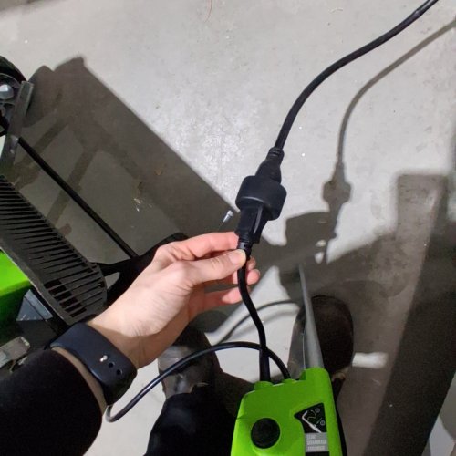 GREENWORKS CORDED ELECTRIC SNOW BLOWER THROWER WITH 180° ADJUSTABLE CHUTE - 13AMP - 20” PATH - GREEN (MODEL: GWSN20130) image 2
